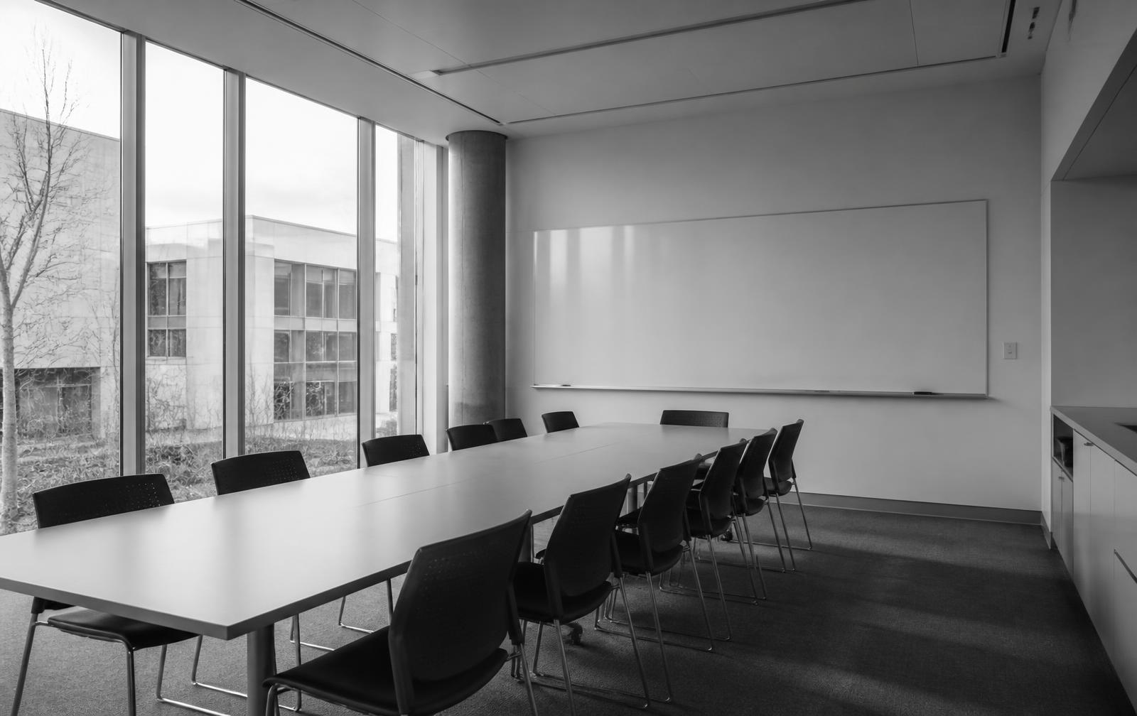 Leerer moderner Seminarraum mit Whiteboard